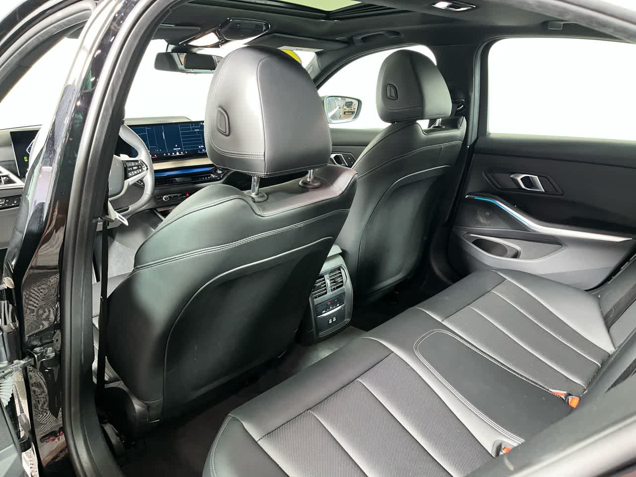 2025 BMW 330i 330i